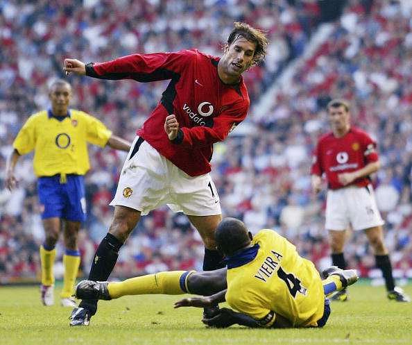 MANCHESTER, ENGLAND - SEPTEMBER 21:  Patrick Vieira of Arsenal kicks out at Ruud Van Nistelrooy of Man Utd before being sent off by referee Steve Bennett during the FA Barclaycard Premiership match between Manchester United and Arsenal at Old Trafford on September 21, 2003 in Manchester, England. (Photo by Shaun Botterill/Getty Images)