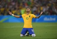 RIO DE JANEIRO, BRAZIL - AUGUST 20: Neymar of Brazil celebrates scoring the winning penalty in the penalty shoot out during the Men's Football Final between Brazil and Germany at the Maracana Stadium on August 20, 2016 in Rio de Janeiro, Brazil. (Photo by Laurence Griffiths/Getty Images)