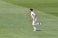 CHRISTCHURCH, NEW ZEALAND - NOVEMBER 19: Colin de Grandhomme of New Zealand runs in to bowl during day three of the First Test between New Zealand and Pakistan at Hagley Oval on November 19, 2016 in Christchurch, New Zealand. (Photo by Kai Schwoerer/Getty Images)