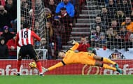 SUNDERLAND, ENGLAND - JANUARY 02: Jermain Defoe of Sunderland (L) scores his sides first goal past Simon Mignolet of Liverpool (C) from the penalty spot during the Premier League match between Sunderland and Liverpool at Stadium of Light on January 2, 2017 in Sunderland, England. (Photo by Stu Forster/Getty Images)