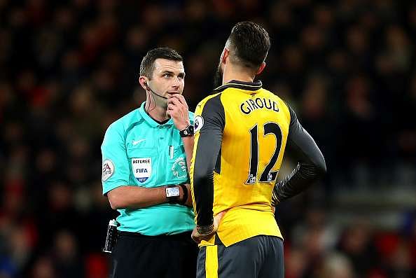BOURNEMOUTH, ENGLAND - JANUARY 03: Referee Michael Oliver talks to Olivier Giroud of Arsenal during the Premier League match between AFC Bournemouth and Arsenal at Vitality Stadium on January 3, 2017 in Bournemouth, England.  (Photo by Warren Little/Getty Images)