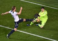 LONDON, ENGLAND - JANUARY 04: Thibaut Courtois of Chelsea (R) collects the ball while under pressure from Harry Kane of Tottenham Hotspur (L) during the Premier League match between Tottenham Hotspur and Chelsea at White Hart Lane on January 4, 2017 in London, England. (Photo by Mike Hewitt/Getty Images)