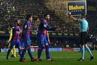 VILLARREAL, SPAIN - JANUARY 08: Luis Suarez (L) and Gerard Pique of FC Barcelona argue with the referee Ignacio Iglesias Villanueva during the La Liga match between Villarreal CF and FC Barcelona at Estadio de la Ceramica stadium on January 8, 2017 in Villarreal, Spain. (Photo by David Ramos/Getty Images)