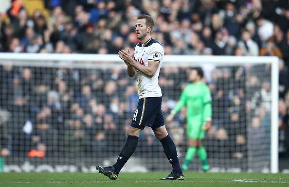 LONDON, ENGLAND - JANUARY 14:  Harry Kane of Tottenham Hotspur shows appreciation to the fans as he walks off while being subbed during the Premier League match between Tottenham Hotspur and West Bromwich Albion at White Hart Lane on January 14, 2017 in London, England.  (Photo by Julian Finney/Getty Images)