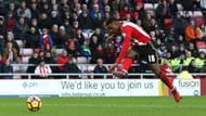 SUNDERLAND, ENGLAND - JANUARY 14: Jermain Defoe of Sunderland scores his sides first goal during the Premier League match between Sunderland and Stoke City at Stadium of Light on January 14, 2017 in Sunderland, England. (Photo by Ian MacNicol/Getty Images)