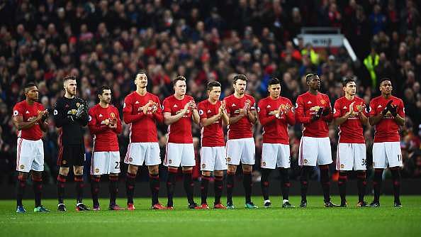MANCHESTER, ENGLAND - JANUARY 15:  Manchester United palyers applaud as they remember ex-England manager Graham Taylor who passed away at the age of 72 on Thursday prior to the Premier League match between Manchester United and Liverpool at Old Trafford on January 15, 2017 in Manchester, England.  (Photo by Laurence Griffiths/Getty Images)