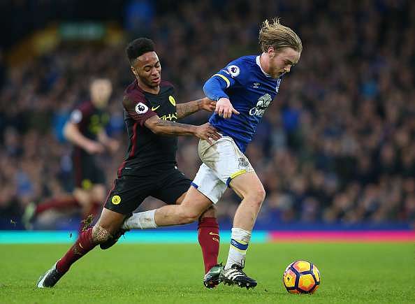 LIVERPOOL, ENGLAND - JANUARY 15:  Tom Davies of Everton is challenged by Raheem Sterling of Manchester City during the Premier League match between Everton and Manchester City at Goodison Park on January 15, 2017 in Liverpool, England.  (Photo by Alex Livesey/Getty Images)