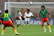 LUBANGO, ANGOLA - JANUARY 17: Chris Katongo of Zambia in action as Jean Makoun and Alexandre Song of Cameroon look on during the African Nations Cup group D match between Cameroon and Zambia at the Tundavala National Stadium on January 17, 2010 in Lubango, Angola. (Photo by Lefty Shivambu / Gallo Images / Getty Images)