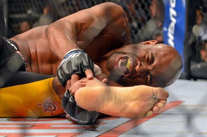 5 Fighters Who Fought Through The Worst Injuries