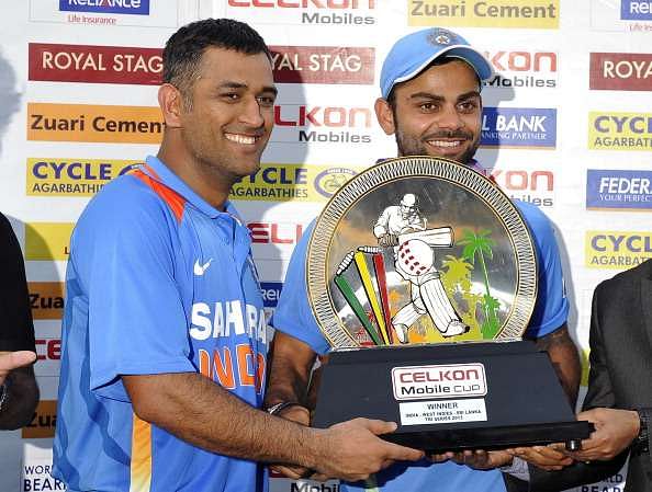 MS Dhoni and Virat Kohli pose with the trophy