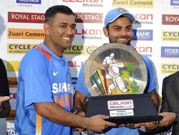 MS Dhoni and Virat Kohli pose with the trophy