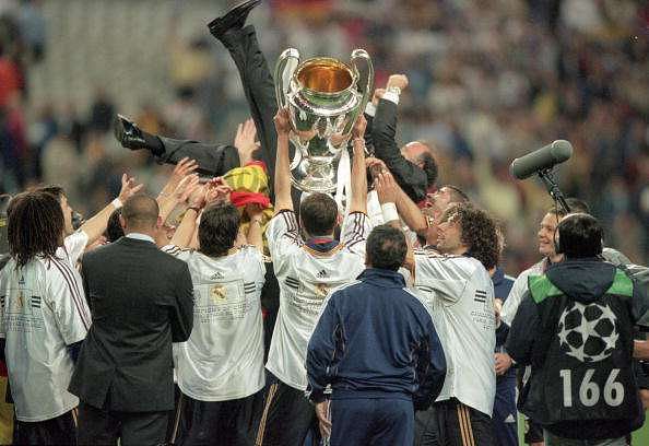 24 May 2000:  Real Madrid players hold up the Madrid coach Vicente Del Bosque after the European Champions League Final 2000 against Valencia at the Stade de France, Saint-Denis, France. Real Madrid won 3-0. \ Mandatory Credit: Graham Chadwick /Allsport