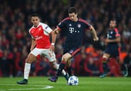 LONDON, ENGLAND - OCTOBER 20: Robert Lewandowski of Bayern Munich is chased by SAlexis Sanchez of Arsenal during the UEFA Champions League Group F match between Arsenal FC and FC Bayern Munchen at Emirates Stadium on October 20, 2015 in London, United Kingdom. (Photo by Paul Gilham/Getty Images)
