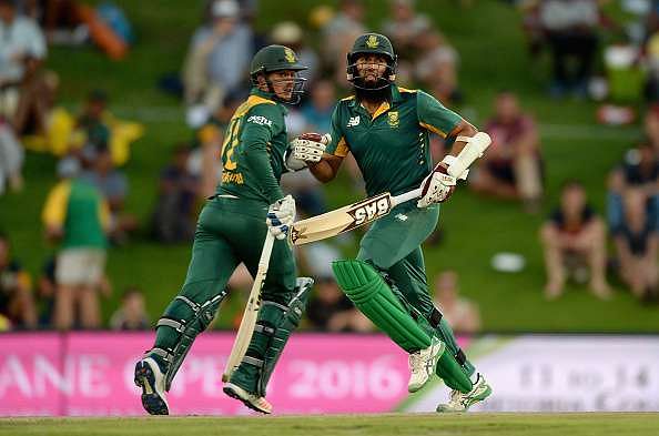 CENTURION, SOUTH AFRICA - FEBRUARY 09:  Quinton de Kock and Hashim Amla of South Africa run between the wickets during the 3rd Momentum ODI match between South Africa and England at Supersport Park on February 9, 2016 in Centurion, South Africa.  (Photo by Gareth Copley/Getty Images)