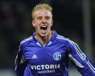 HAMBURG, GERMANY - NOVEMBER 7: Mike Hanke of Schalke celebrates scoring the first goal during The Bundesliga match between Hamburg SV and FC Schalke 04 at The AOL Arena on November 7, 2004 in Hamburg, Germany. (Photo by Stuart Franklin/Getty Images)