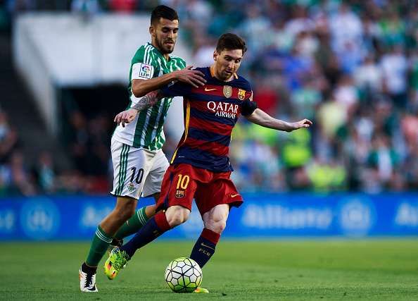 SEVILLE, SPAIN - APRIL 30: Lionel Messi (R) of FC Barcelona competes for the ball with Dani Ceballos (L) of Real Betis Balompie during the La Liga match between Real Betis Balompie and FC Barcelona at Estadio Benito Villamarin on April 30, 2016 in Seville, Spain. (Photo by Gonzalo Arroyo Moreno/Getty Images)