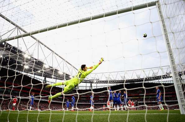 LONDON, ENGLAND - SEPTEMBER 24: Thibaut Courtois of Chelsea attempts to make a save during the Premier League match between Arsenal and Chelsea at the Emirates Stadium on September 24, 2016 in London, England. (Photo by Paul Gilham/Getty Images)