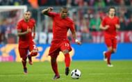 MUNICH, GERMANY - NOVEMBER 05: Douglas Costa of FC Bayern Muenchen runs with the ball during the Bundesliga match between Bayern Muenchen and TSG 1899 Hoffenheim at Allianz Arena on November 5, 2016 in Munich, Germany. (Photo by Boris Streubel/Getty Images)