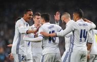 MADRID, SPAIN - JANUARY 29: Mateo Kovacic of Real Madrid celebrates with Danilo after scoring Real's 1st goal during the La Liga match between Real Madrid CF and Real Sociedad de Futbol at the Bernabeu on January 29, 2017 in Madrid, Spain. (Photo by Denis Doyle/Getty Images)