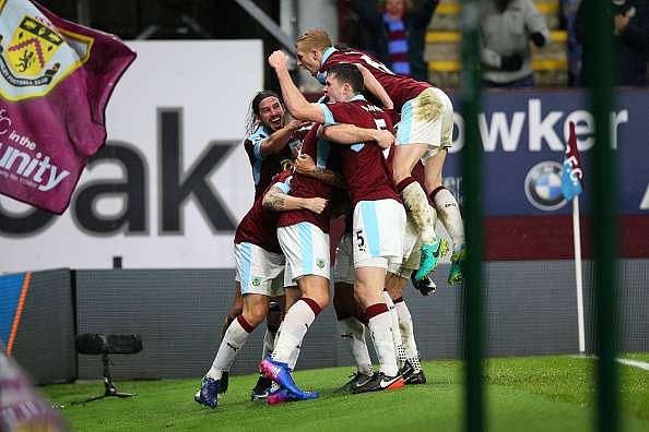 BURNLEY, ENGLAND - JANUARY 31:  Burnley players celebrate their first goal by Sam Vokes (obscured) during the Premier League match between Burnley and Leicester City at Turf Moor on January 31, 2017 in Burnley, England.  (Photo by Alex Livesey/Getty Images)