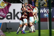 BURNLEY, ENGLAND - JANUARY 31: Burnley players celebrate their first goal by Sam Vokes (obscured) during the Premier League match between Burnley and Leicester City at Turf Moor on January 31, 2017 in Burnley, England. (Photo by Alex Livesey/Getty Images)