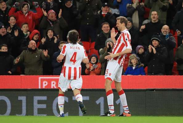 STOKE ON TRENT, ENGLAND - FEBRUARY 01: Peter Crouch (R) of Stoke City celebrates scoring the opening goal with team mates during the Premier League match between Stoke City and Everton at Bet365 Stadium on February 1, 2017 in Stoke on Trent, England. (Photo by Richard Heathcote/Getty Images)