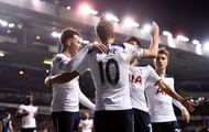 LONDON, ENGLAND - FEBRUARY 04: Harry Kane of Tottenham Hotspur celebrates scoring the first goal with team mates during the Premier League match between Tottenham Hotspur and Middlesbrough at White Hart Lane on February 4, 2017 in London, England. (Photo by Justin Setterfield/Getty Images)