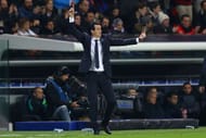 PARIS, FRANCE - FEBRUARY 14: Unai Emery, head coach of Paris Saint-Germain FC issues instructions to his players on the touchline during the UEFA Champions League Round of 16 first leg match between Paris Saint-Germain and FC Barcelona at Parc des Princes on February 14, 2017 in Paris, France. (Photo by Clive Rose/Getty Images)