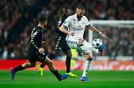 MADRID, SPAIN - FEBRUARY 15: Karim Benzema of Real Madrid controls the ball from Lorenzo Insigne of Napoli during the UEFA Champions League Round of 16 first leg match between Real Madrid CF and SSC Napoli at Estadio Santiago Bernabeu on February 15, 2017 in Madrid, Spain. (Photo by Gonzalo Arroyo Moreno/Getty Images)
