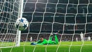 MADRID, SPAIN - FEBRUARY 15: Goalkeeper Keylor Navas of Real Madrid dives in vain as Lorenzo Insigne of Napoli (not pictured) scores their first goal during the UEFA Champions League Round of 16 first leg match between Real Madrid CF and SSC Napoli at Estadio Santiago Bernabeu on February 15, 2017 in Madrid, Spain. (Photo by Gonzalo Arroyo Moreno/Getty Images)
