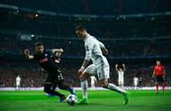 MADRID, SPAIN - FEBRUARY 15: Cristiano Ronaldo of Real Madrid takes on Elseid Hysaj of Napoli during the UEFA Champions League Round of 16 first leg match between Real Madrid CF and SSC Napoli at Estadio Santiago Bernabeu on February 15, 2017 in Madrid, Spain. (Photo by Gonzalo Arroyo Moreno/Getty Images)