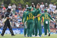 CHRISTCHURCH, NEW ZEALAND - FEBRUARY 22: Dwaine Pretorius of South Africa is congratulated by team mates after dismissing Dean Brownlie of New Zealand during game two of the One Day International series between New Zealand and South Africa at Hagley Oval on February 22, 2017 in Christchurch, New Zealand. (Photo by Kai Schwoerer/Getty Images)
