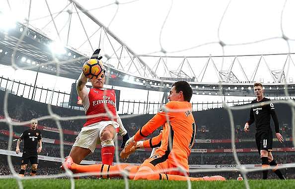 Liam’s Corner: Arsenal avoid refereeing decisions, Martial magic, Spurs go missing and Sunderland’s destiny