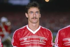 10 great footballers who have never played at the World Cup
