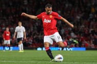 MANCHESTER, ENGLAND - AUGUST 22: Ryan Giggs of Manchester United kicks the ball during the Barclays Premier League match between Manchester United and Tottenham Hotspur at Old Trafford on August 22, 2011 in Manchester, England. (Photo by Alex Livesey/Getty Images)