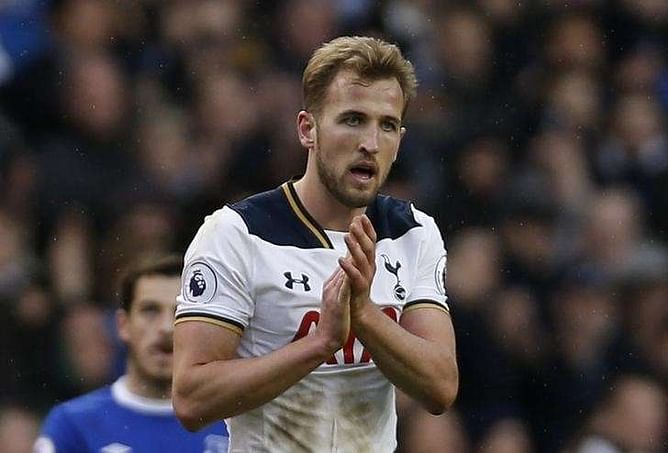 Kane double against Everton helps Tottenham to cut Chelsea's lead