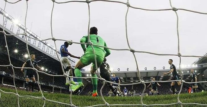 Everton ease past West Brom to close on top four