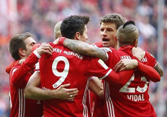 Lewandowski double sends Bayern 10 points clear