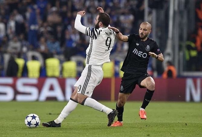Dybala penalty sends Juve through against 10-man Porto