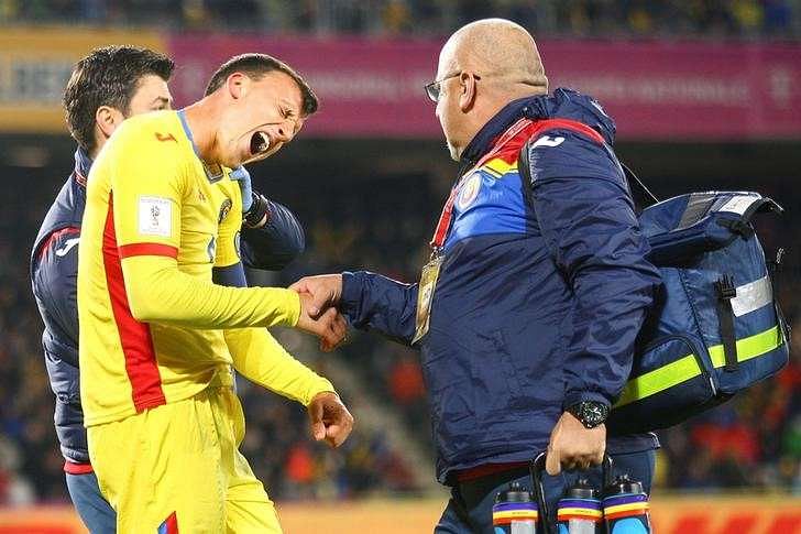 Football Soccer - Romania v Denmark - World Cup 2018 Qualifiers - Cluj Arena Stadium, Cluj-Napoca, Romania - 26/3/17. Romania&#039;s Vlad Chiriches reacts while a doctor checks his shoulder during the game. Inquam Photos/David Muntean/via REUTERS