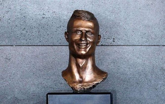 Self-taught sculptor defends grinning Ronaldo bust