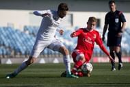 MADRID, SPAIN - MARCH 08: Goncalo Rodrigues (R) of SL Benfica competes for the ball with Borja Mayoral (L) of Real Madrid CF during the UEFA Youth League Quarter Finals match between Real Madrid CF and SL Benfica at Estadio Alfredo Di Stefano on March 8, 2016 in Madrid, Spain. (Photo by Gonzalo Arroyo Moreno/Getty Images)