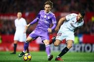 SEVILLE, SPAIN - JANUARY 15: Luka Modric of Real Madrid CF (L) competes for the ball with Victor Machin Perez 'Vitolo' of Sevilla FC (R) during the La Liga match between Sevilla FC and Real Madrid CF at Estadio Ramon Sanchez Pizjuan on January 15, 2017 in Seville, Spain. (Photo by Aitor Alcalde/Getty Images)