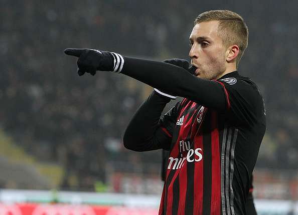 MILAN, ITALY - FEBRUARY 19:  Gerard Deulofeu of AC Milan celebrates his goal during the Serie A match between AC Milan and ACF Fiorentina at Stadio Giuseppe Meazza on February 19, 2017 in Milan, Italy.  (Photo by Marco Luzzani/Getty Images)