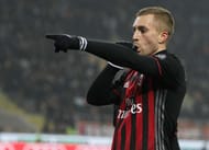 MILAN, ITALY - FEBRUARY 19: Gerard Deulofeu of AC Milan celebrates his goal during the Serie A match between AC Milan and ACF Fiorentina at Stadio Giuseppe Meazza on February 19, 2017 in Milan, Italy. (Photo by Marco Luzzani/Getty Images)