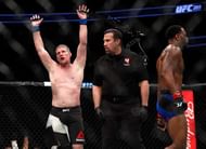 LAS VEGAS, NV - MARCH 04: Middleweight Daniel Kelly (L) of Australia celebrates at the end of his fight against Rashad Evans during UFC 209 at T-Mobile Arena on March 4, 2017 in Las Vegas, Nevada. Kelly won the fight by split decision. (Photo by Steve Marcus/Getty Images)