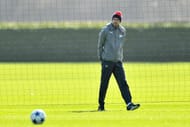 ST ALBANS, ENGLAND - MARCH 06: Arsenal manager Arsene Wenger watches over his players during the Arsenal training session at London Colney on March 6, 2017 in St Albans, England. (Photo by Dan Mullan/Getty Images)