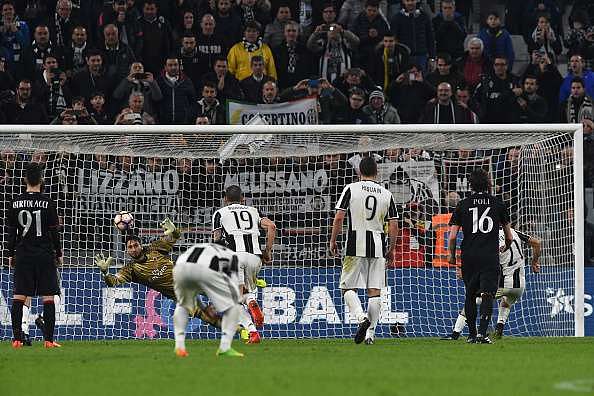 TURIN, ITALY - MARCH 10:  Paulo Dybala (R) of Juventus FC scores his goal from the penalty spot during the Serie A match between Juventus FC and AC Milan at Juventus Stadium on March 10, 2017 in Turin, Italy.  (Photo by Valerio Pennicino/Getty Images)