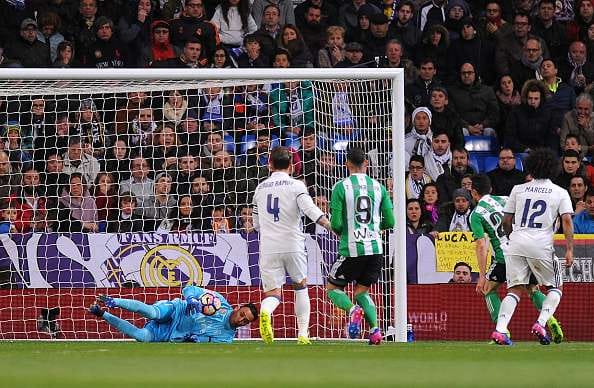 MADRID, SPAIN - MARCH 12: Keylor Navas of Real Madrid lets the ball slip through his hands for Real Betis to score their 1st goal during the La Liga match between Real Madrid CF and Real Betis Balompie at Estadio Santiago Bernabeu on March 12, 2017 in Madrid, Spain. (Photo by Denis Doyle/Getty Images)