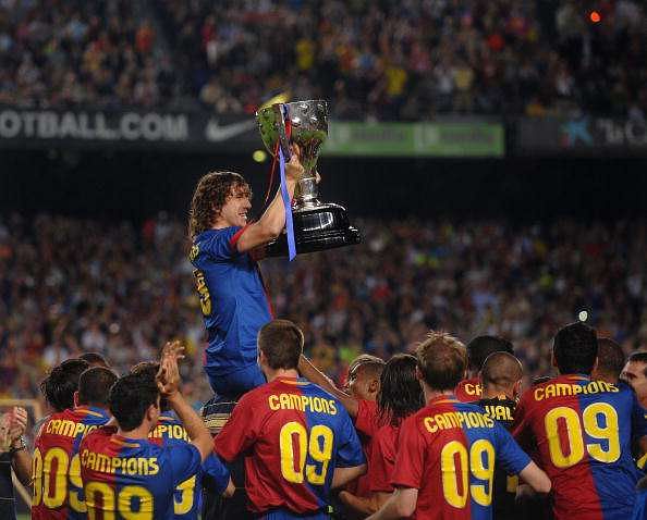 BARCELONA, SPAIN - MAY 23:  Carles Puyol of Barcelona holds up the La Liga trophy after the La Liga match between Barcelona and Osasuna at the Nou Camp stadium on May 23, 2009 in Barcelona, Spain.  (Photo by Denis Doyle/Getty Images)